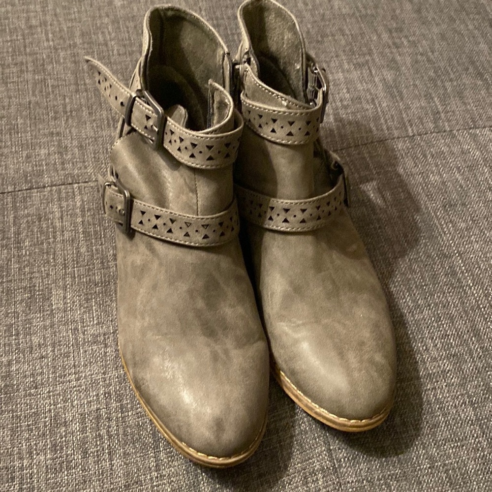 Rocket Dog 8.5  low cut gray boots